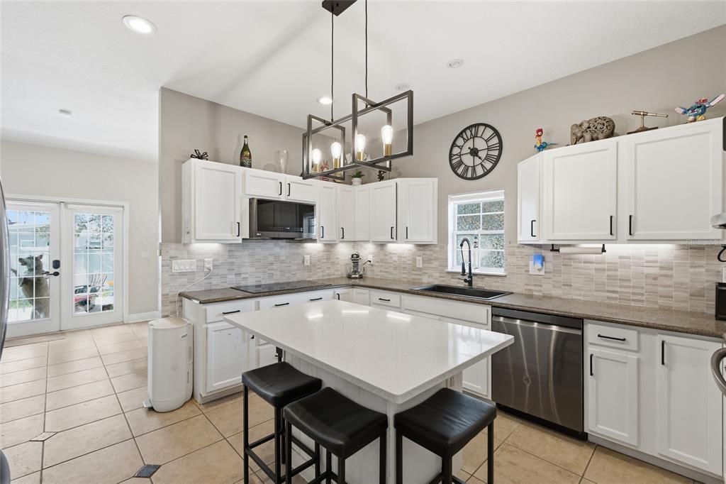 For Sale: $850,000 (5 beds, 3 baths, 2904 Square Feet)