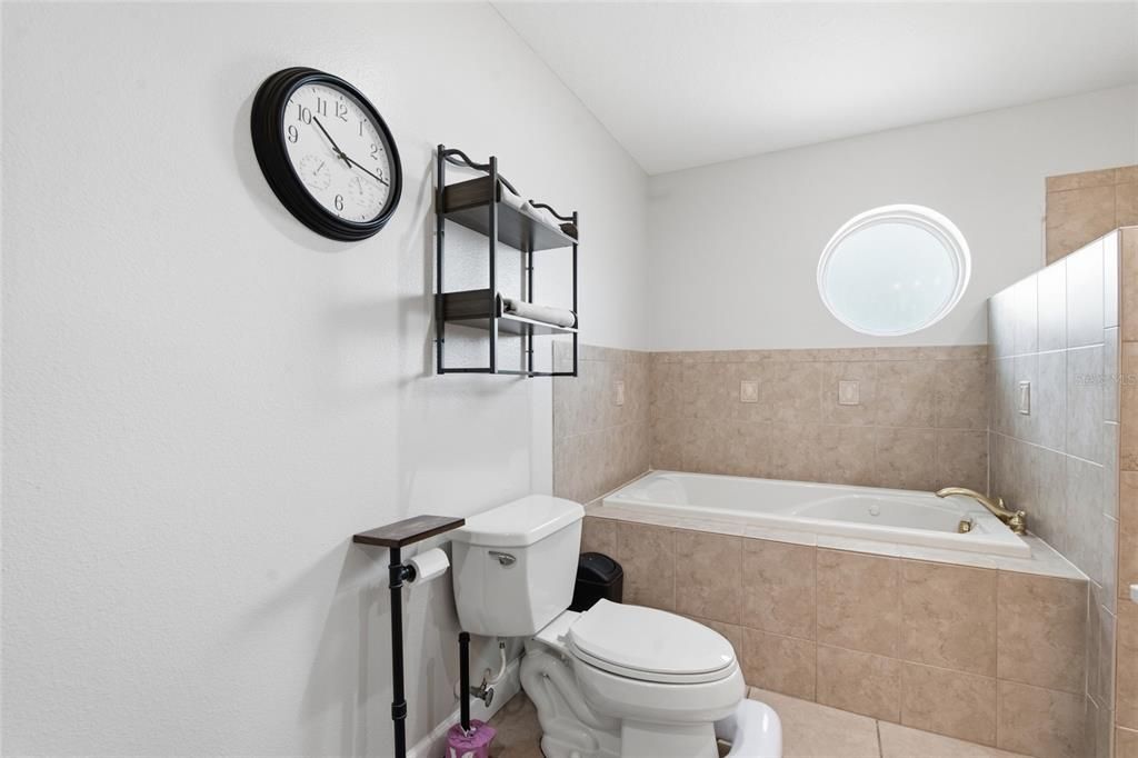 For Sale: $850,000 (5 beds, 3 baths, 2904 Square Feet)