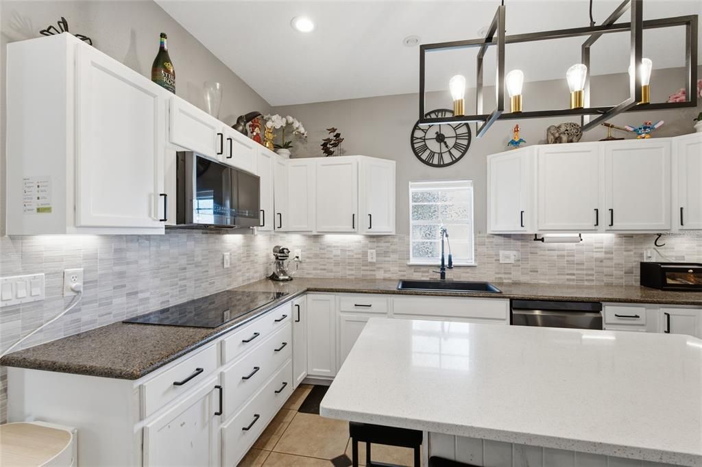 For Sale: $850,000 (5 beds, 3 baths, 2904 Square Feet)