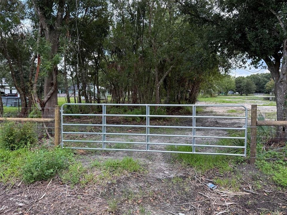 待售: $359,900 (3.99 acres)