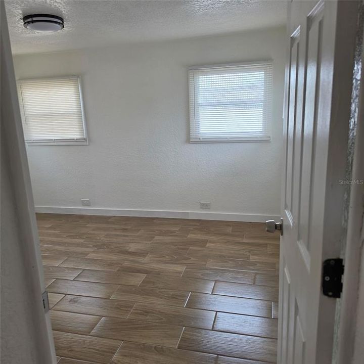 For Sale: $220,000 (2 beds, 1 baths, 672 Square Feet)