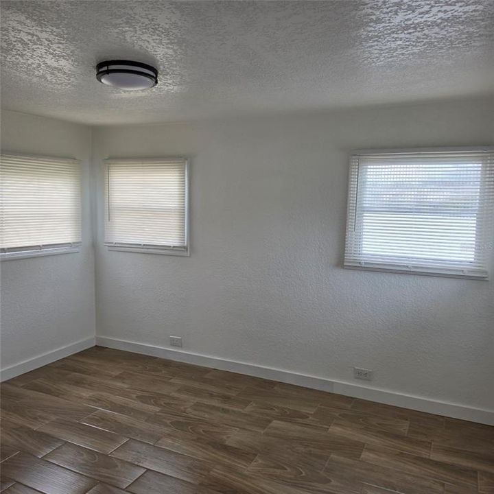 For Sale: $220,000 (2 beds, 1 baths, 672 Square Feet)