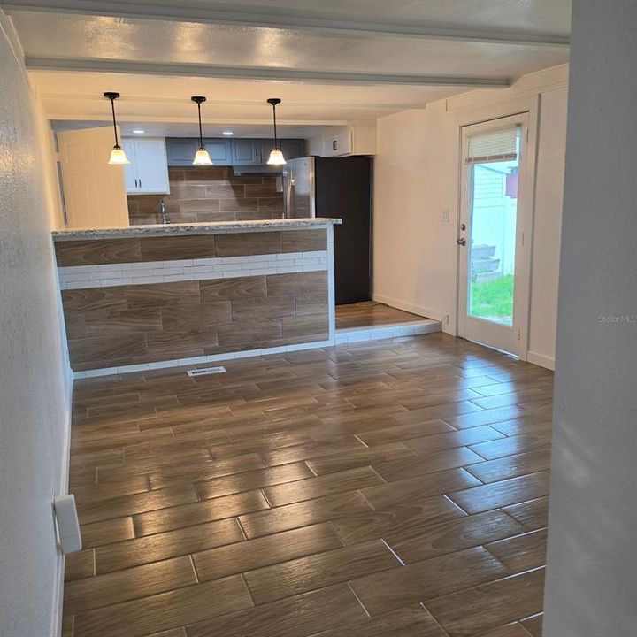 For Sale: $220,000 (2 beds, 1 baths, 672 Square Feet)