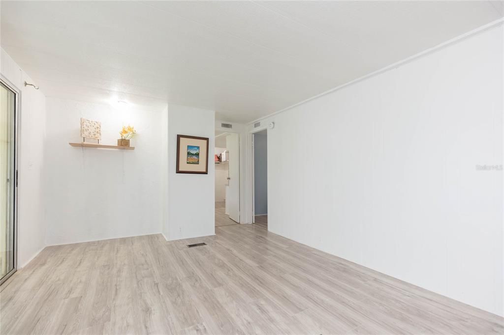 Activo con contrato: $239,900 (3 camas, 2 baños, 1344 Pies cuadrados)
