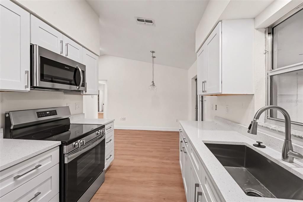 For Sale: $234,950 (2 beds, 2 baths, 946 Square Feet)