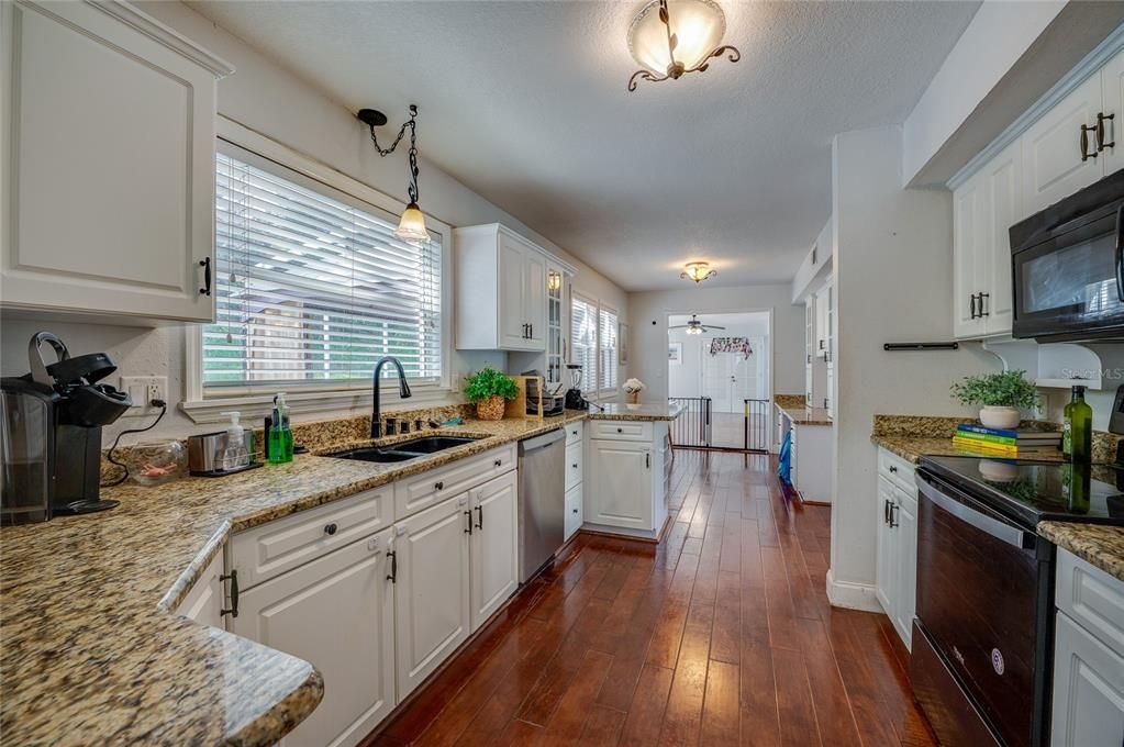 En Venta: $737,000 (6 camas, 3 baños, 3773 Pies cuadrados)