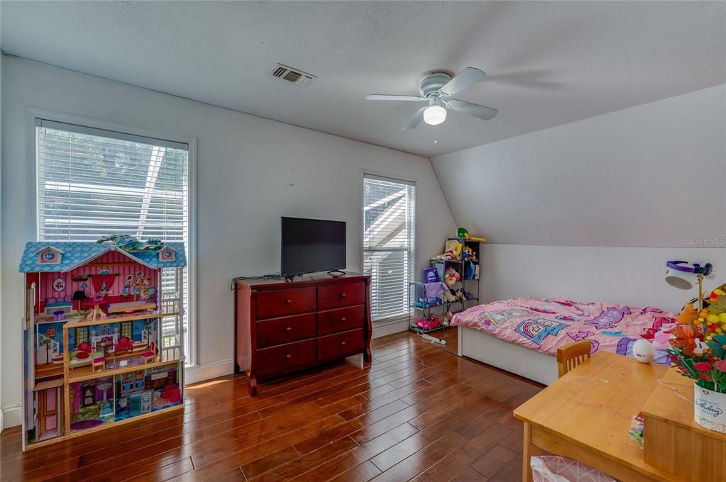 En Venta: $737,000 (6 camas, 3 baños, 3773 Pies cuadrados)