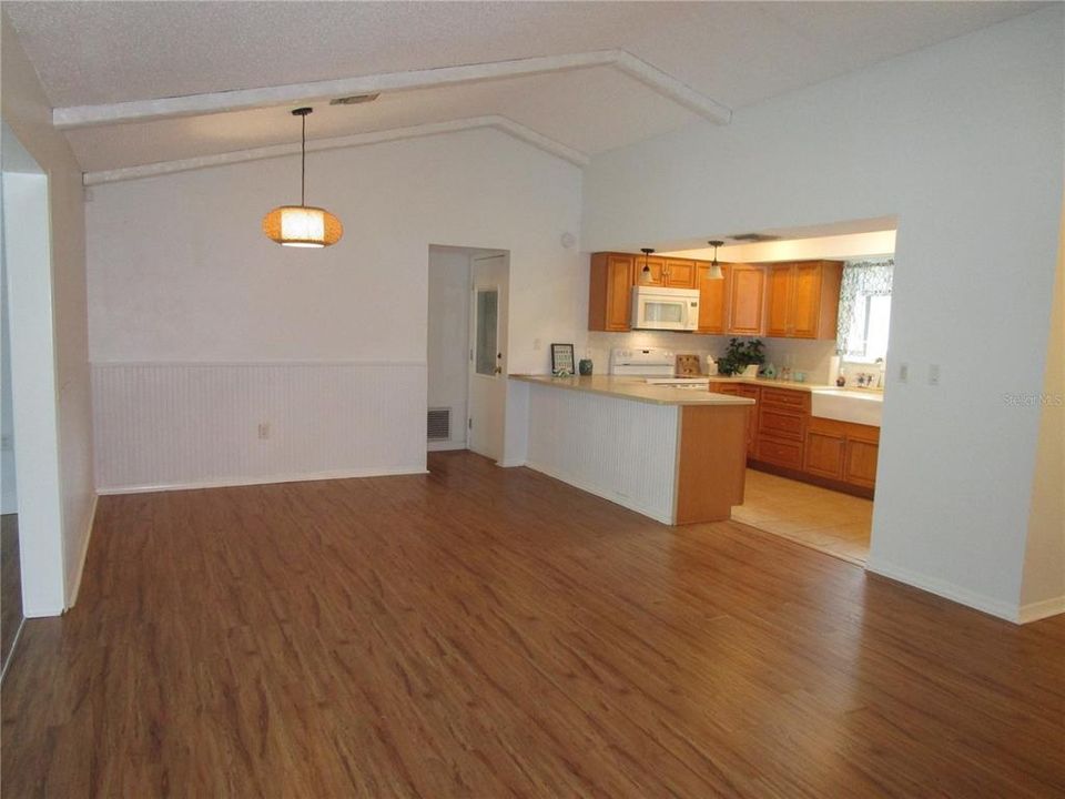 For Sale: $309,900 (3 beds, 2 baths, 1708 Square Feet)