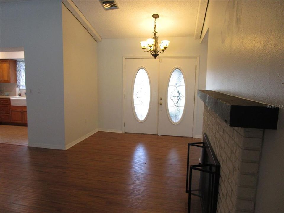 For Sale: $309,900 (3 beds, 2 baths, 1708 Square Feet)