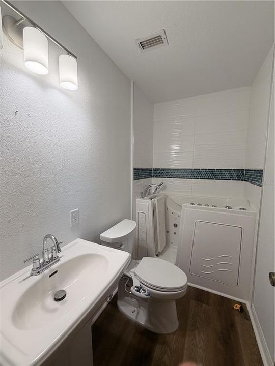 For Sale: $268,900 (3 beds, 2 baths, 1075 Square Feet)
