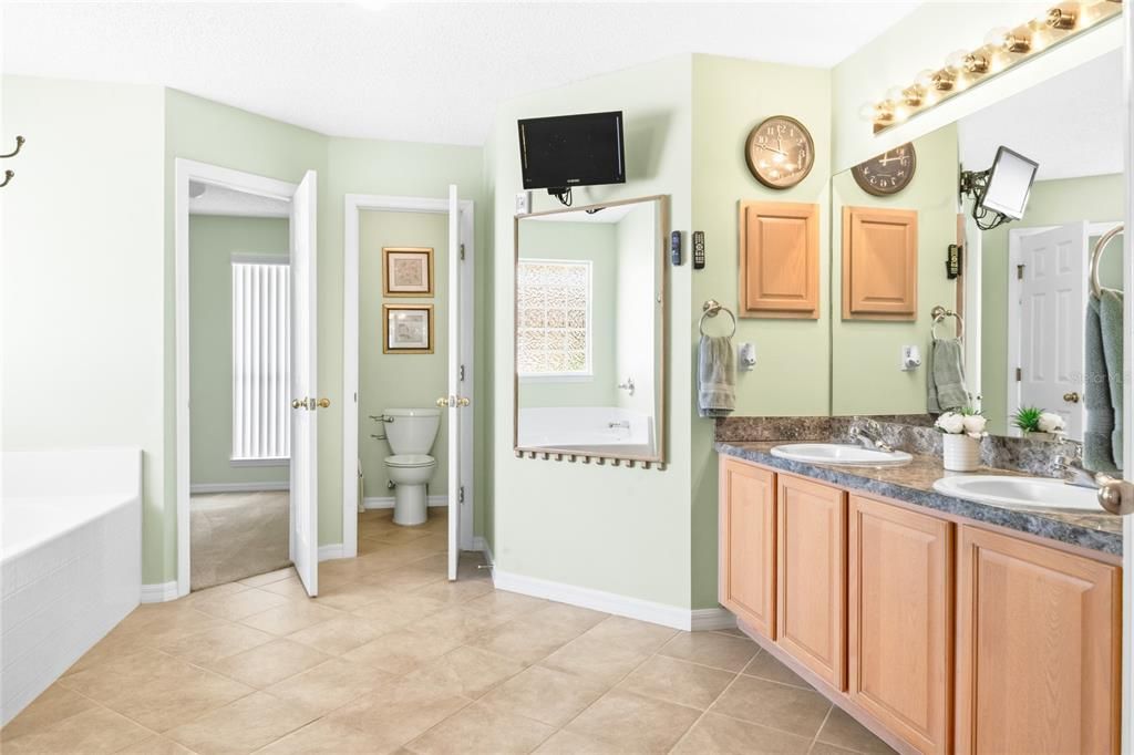 For Sale: $465,000 (4 beds, 2 baths, 2558 Square Feet)