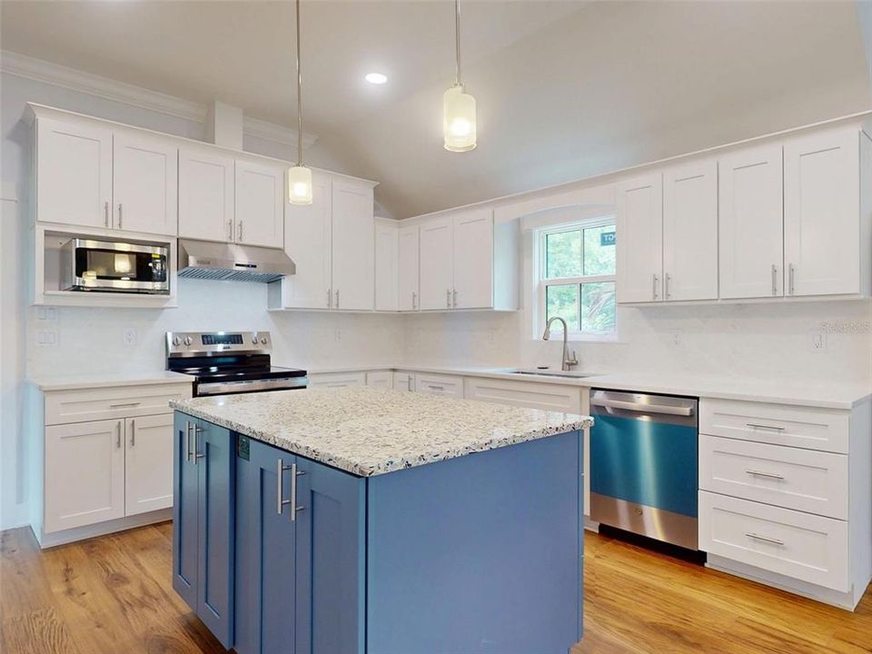 For Sale: $549,000 (2 beds, 2 baths, 1236 Square Feet)