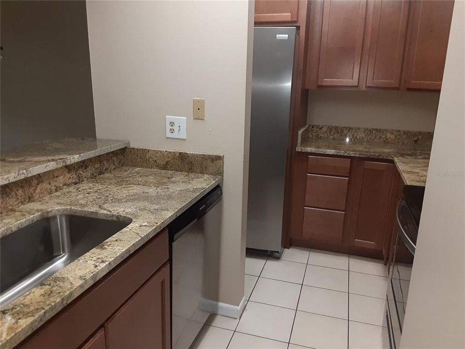 For Sale: $145,000 (2 beds, 2 baths, 897 Square Feet)