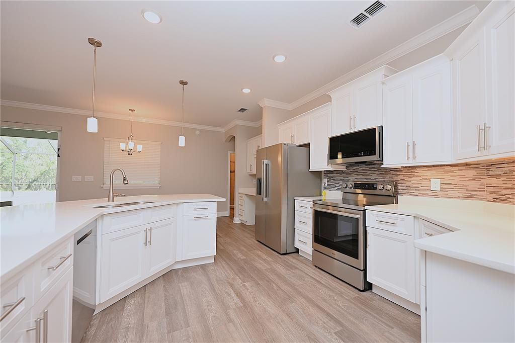 For Rent: $3,000 (6 beds, 3 baths, 2685 Square Feet)