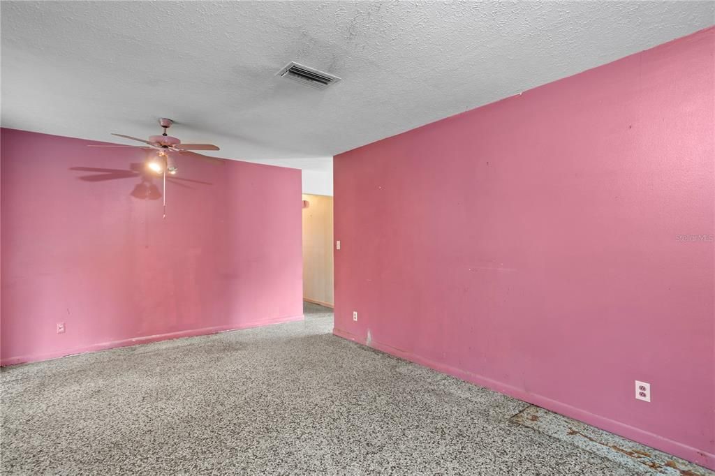 For Sale: $350,000 (3 beds, 1 baths, 1392 Square Feet)
