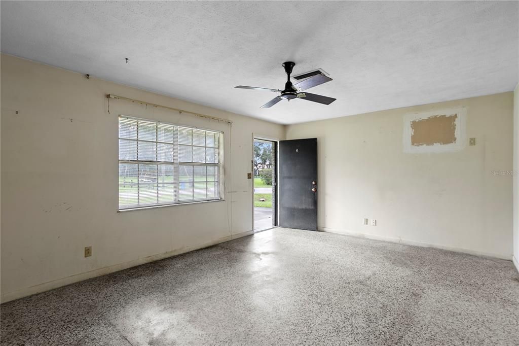 For Sale: $350,000 (3 beds, 1 baths, 1392 Square Feet)