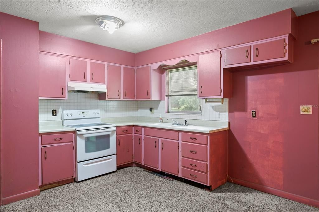For Sale: $350,000 (3 beds, 1 baths, 1392 Square Feet)