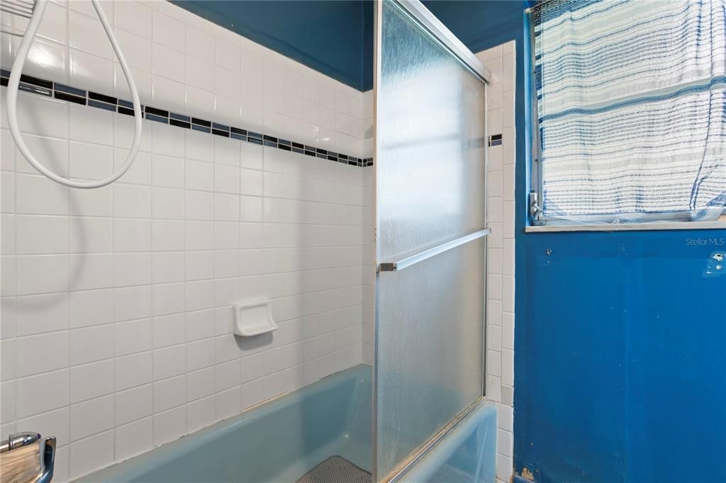 For Sale: $350,000 (3 beds, 1 baths, 1392 Square Feet)