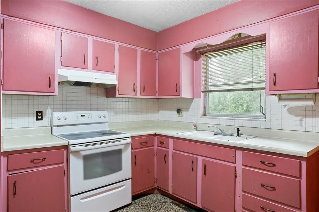 For Sale: $350,000 (3 beds, 1 baths, 1392 Square Feet)