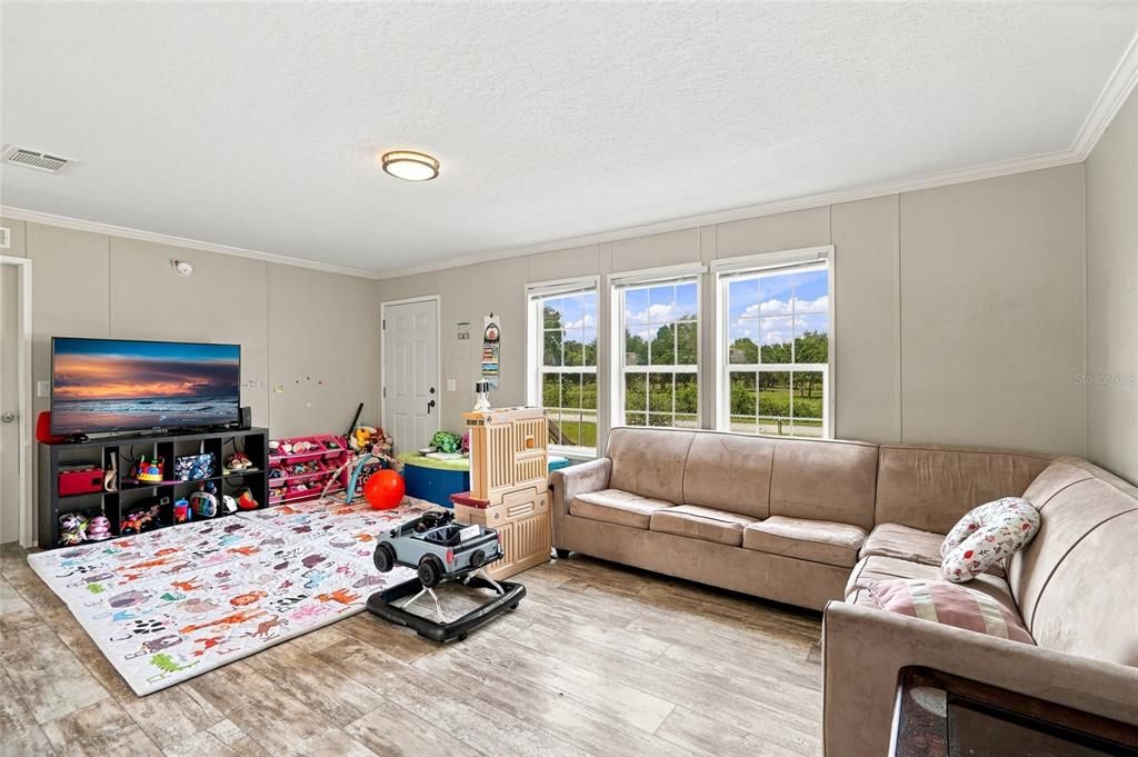 For Sale: $274,900 (3 beds, 2 baths, 1280 Square Feet)