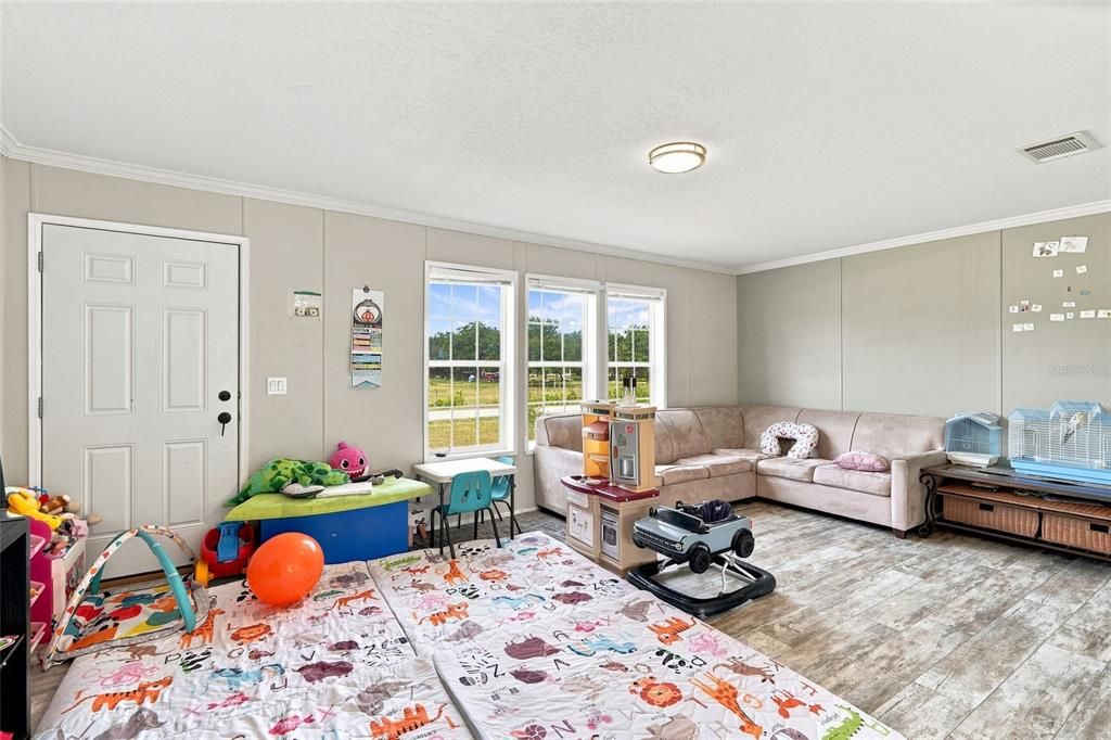 For Sale: $274,900 (3 beds, 2 baths, 1280 Square Feet)