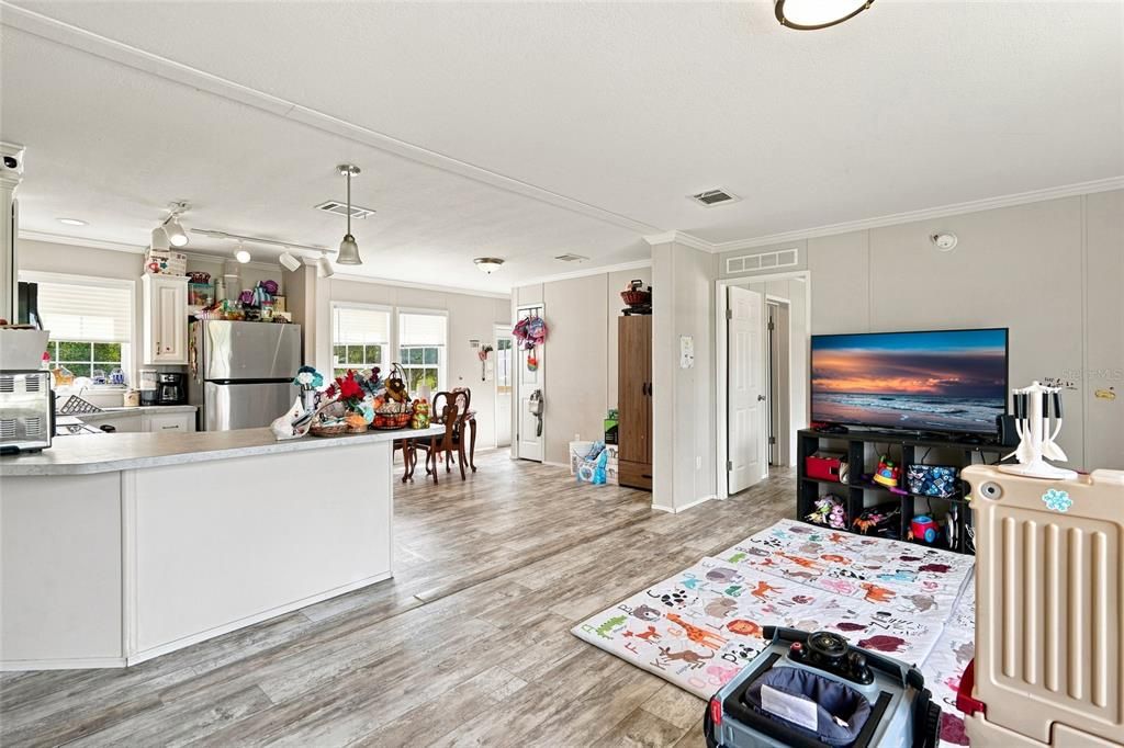 For Sale: $274,900 (3 beds, 2 baths, 1280 Square Feet)