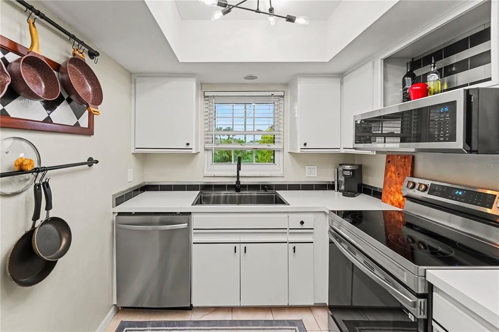 For Sale: $176,660 (2 beds, 2 baths, 912 Square Feet)