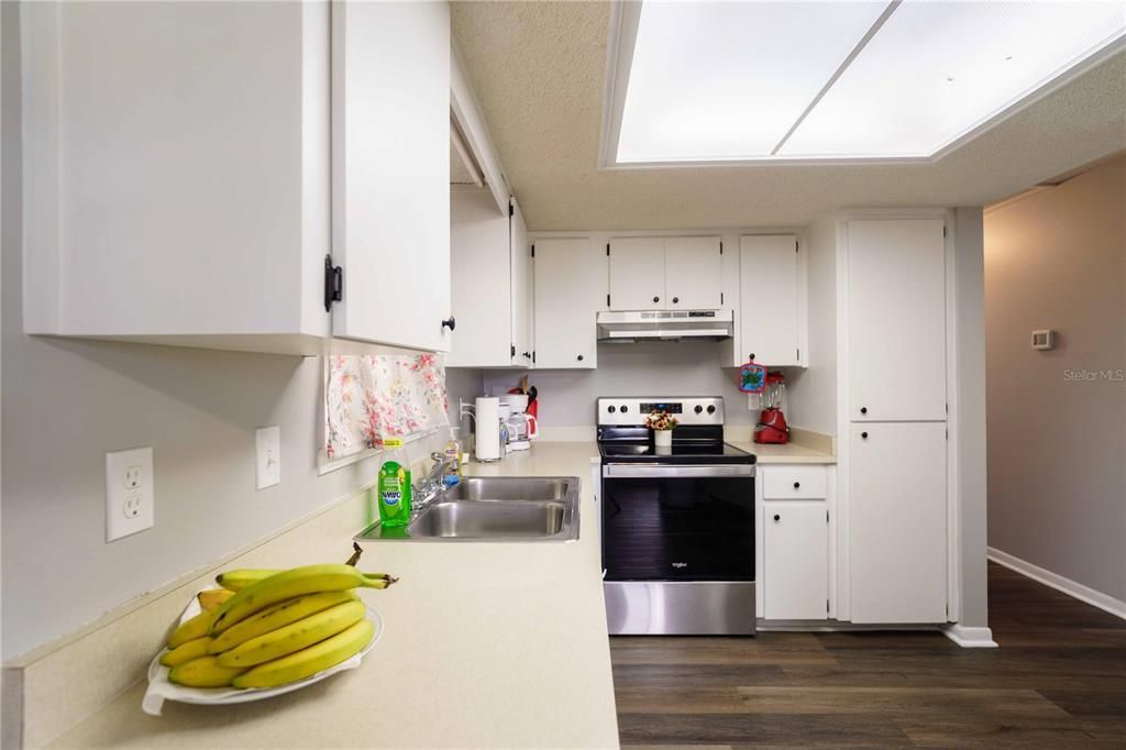 На продажу: $149,900 (2 спален, 2 ванн, 1008 Квадратных фут)