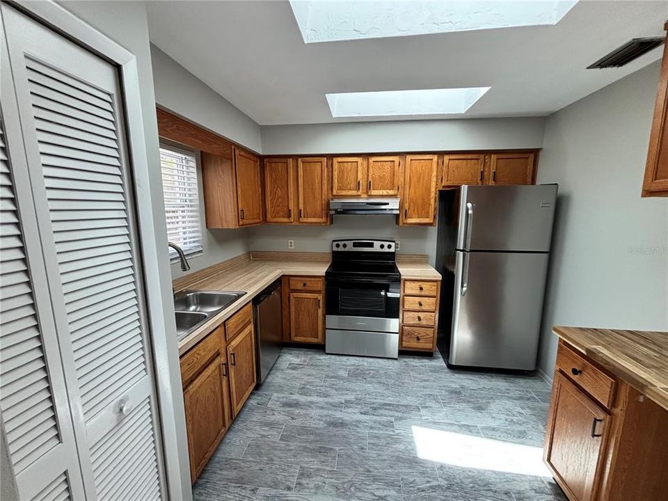 For Rent: $1,975 (3 beds, 2 baths, 1460 Square Feet)