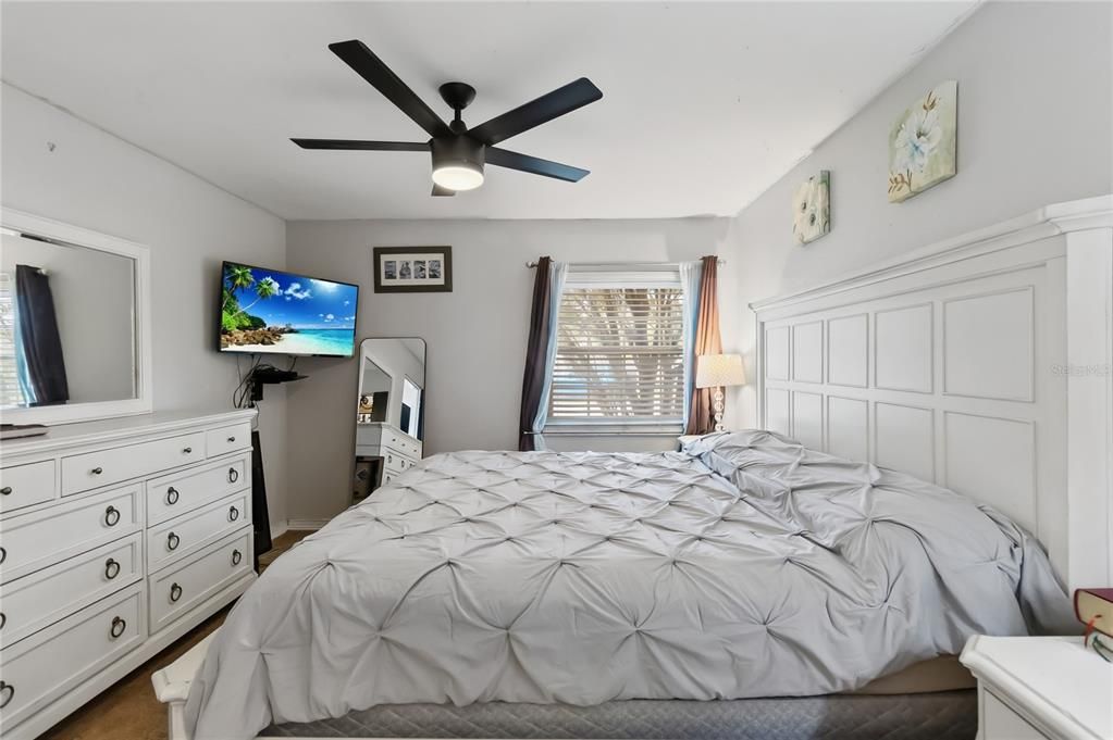 На продажу: $325,000 (4 спален, 2 ванн, 1318 Квадратных фут)