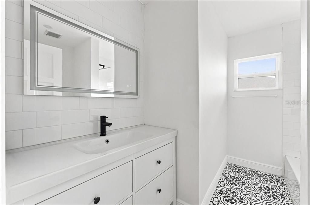 En Venta: $410,000 (4 camas, 2 baños, 2516 Pies cuadrados)