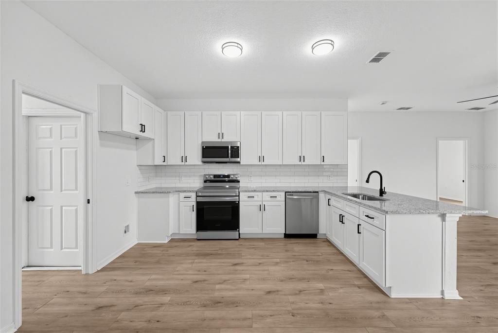 На продажу: $299,900 (4 спален, 2 ванн, 1731 Квадратных фут)