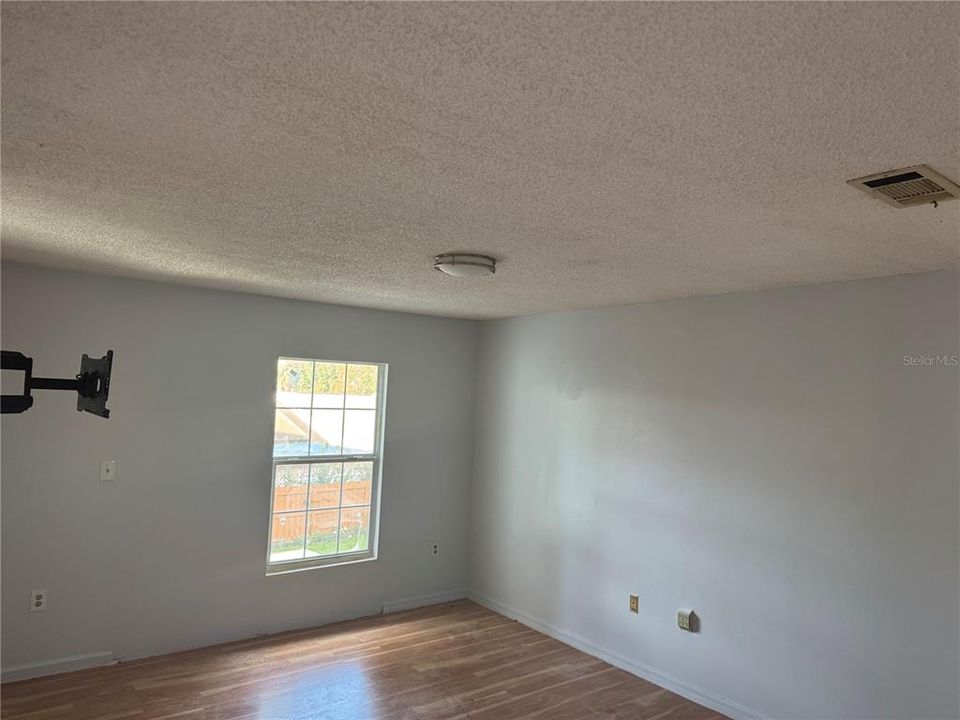 For Rent: $2,200 (3 beds, 2 baths, 2016 Square Feet)