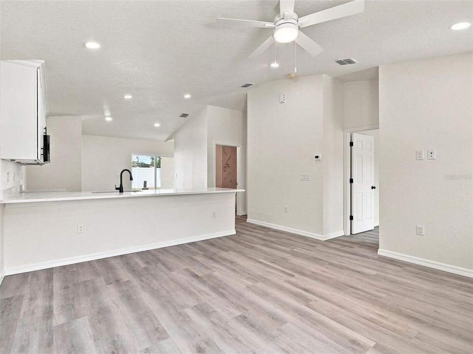 For Sale: $289,900 (3 beds, 2 baths, 1088 Square Feet)