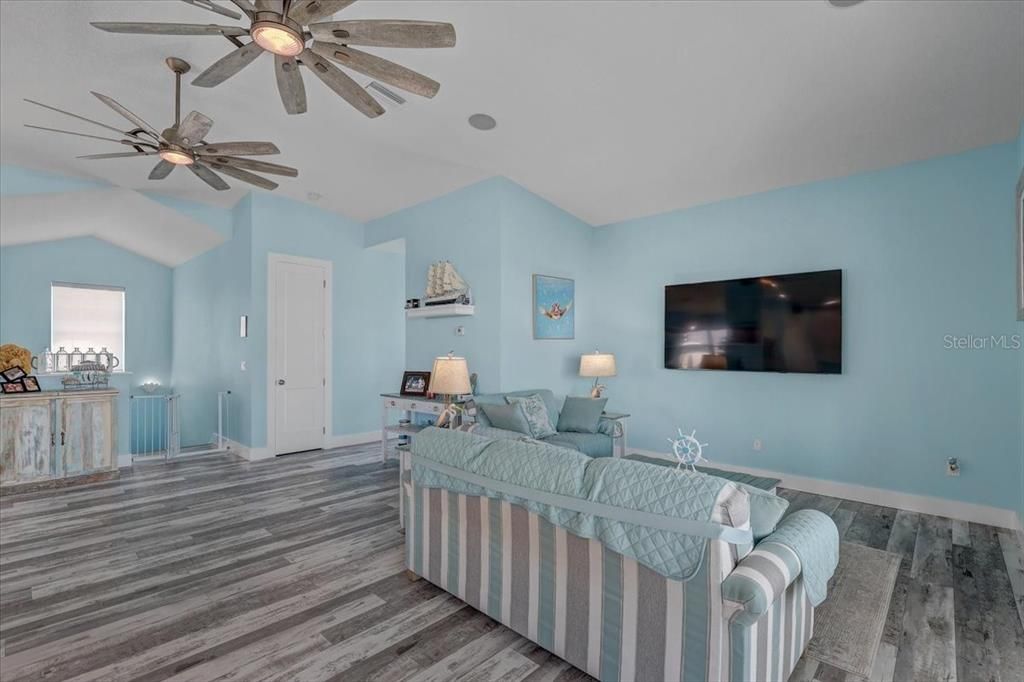 For Sale: $1,250,000 (5 beds, 3 baths, 2720 Square Feet)