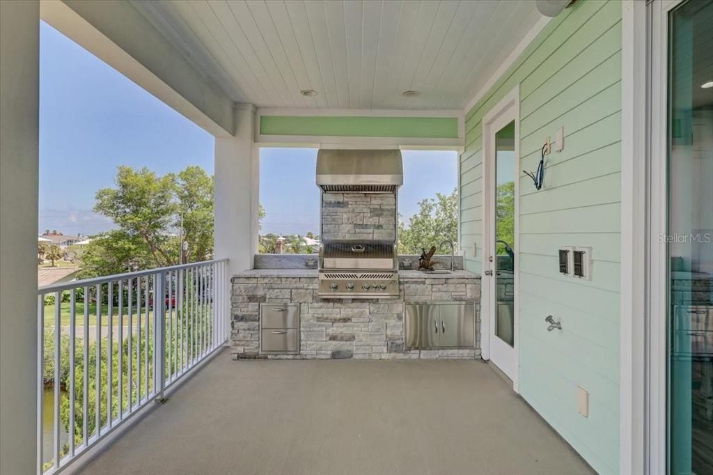 For Sale: $1,250,000 (5 beds, 3 baths, 2720 Square Feet)