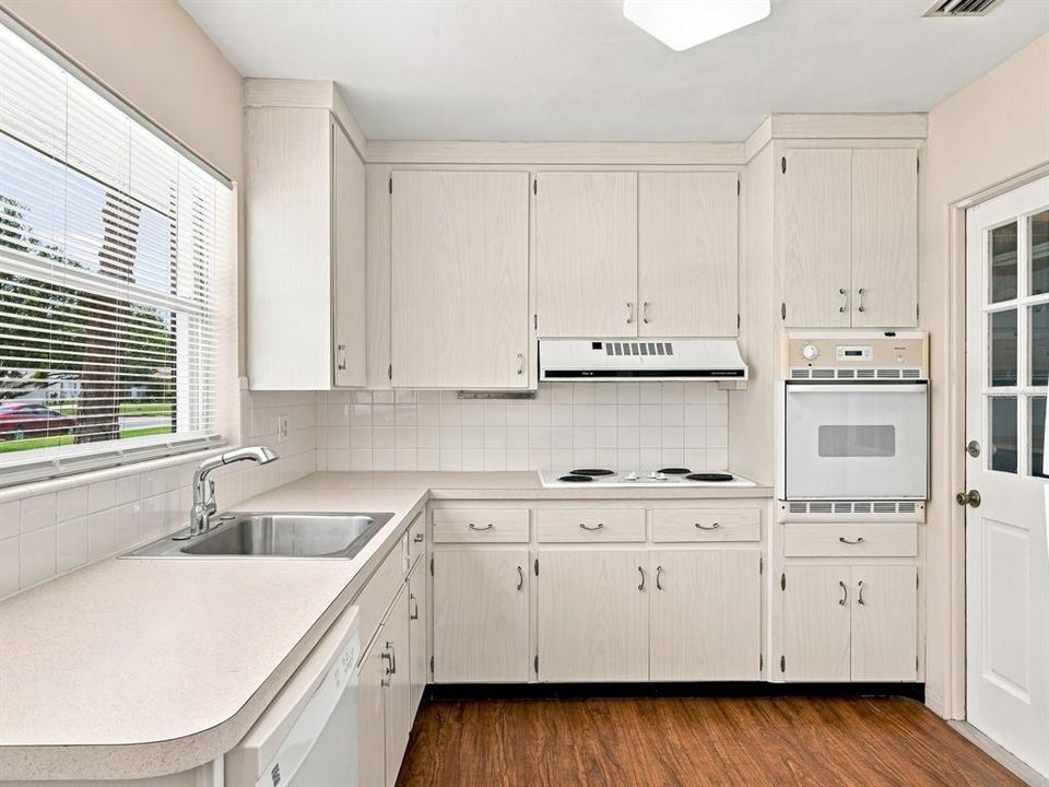 For Sale: $298,000 (2 beds, 1 baths, 1167 Square Feet)