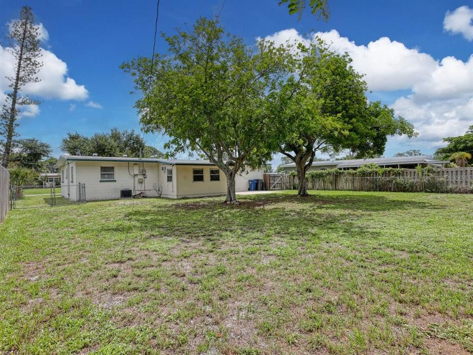 For Sale: $298,000 (2 beds, 1 baths, 1167 Square Feet)