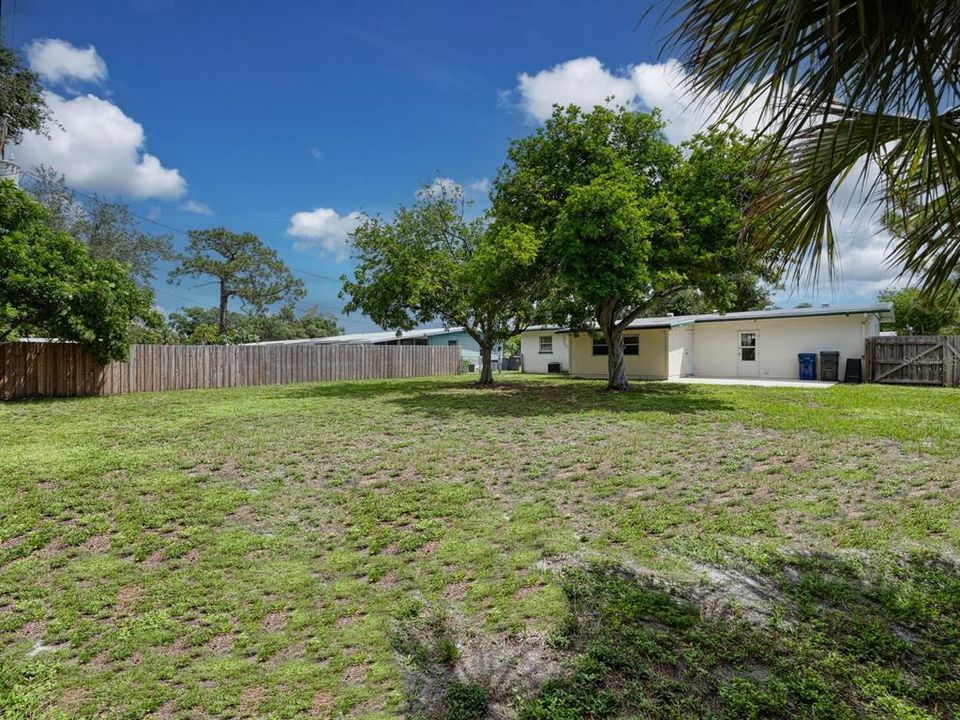 For Sale: $298,000 (2 beds, 1 baths, 1167 Square Feet)