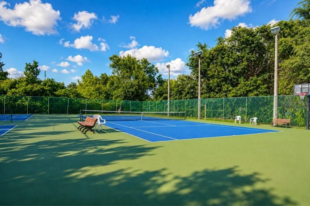 На продажу: $150,000 (2 спален, 1 ванн, 835 Квадратных фут)