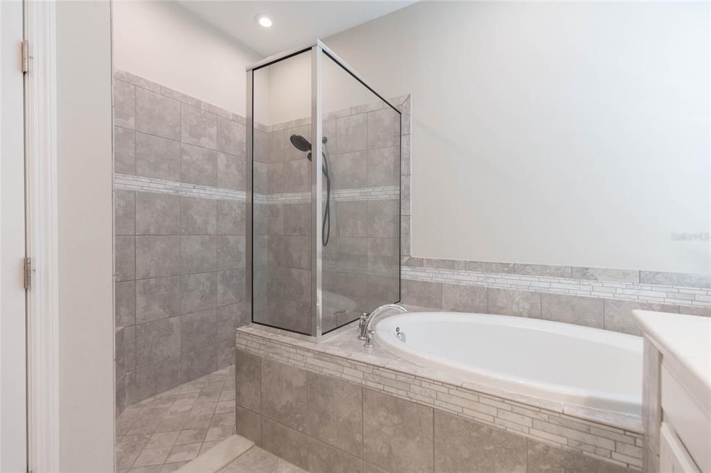En Venta: $620,000 (4 camas, 3 baños, 2600 Pies cuadrados)