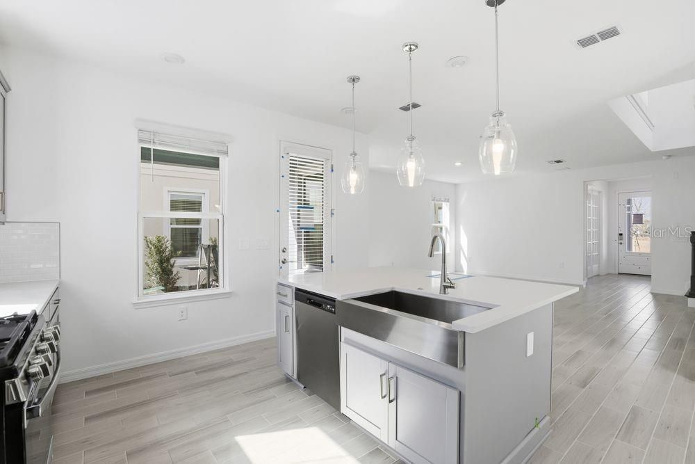 En Venta: $530,000 (3 camas, 3 baños, 2461 Pies cuadrados)