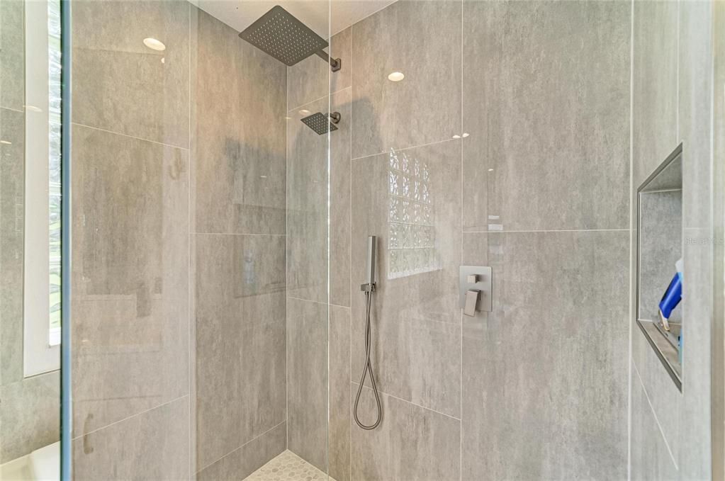 For Sale: $875,000 (5 beds, 3 baths, 2643 Square Feet)