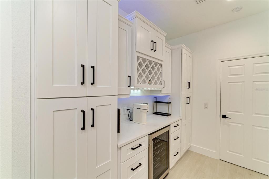 For Sale: $875,000 (5 beds, 3 baths, 2643 Square Feet)