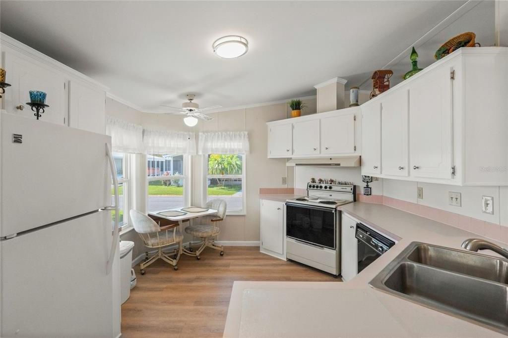 На продажу: $159,000 (2 спален, 2 ванн, 1143 Квадратных фут)