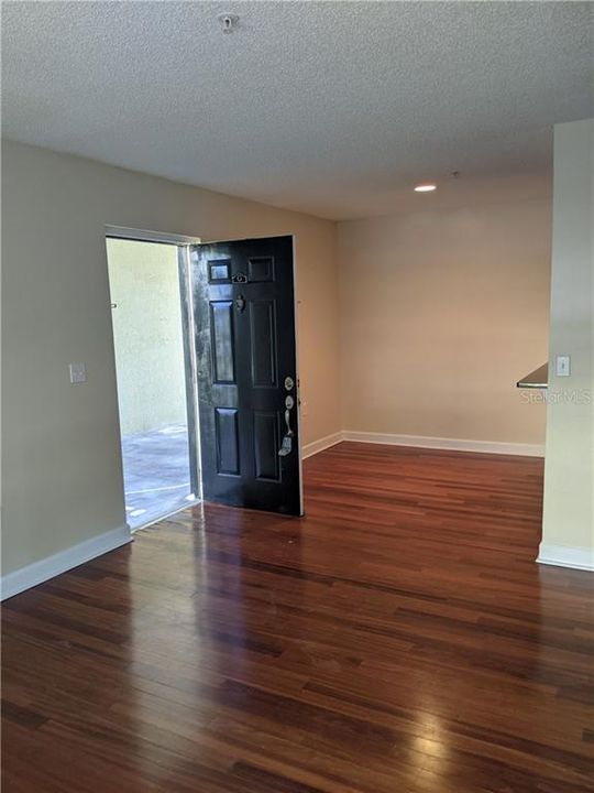 For Rent: $1,400 (1 beds, 1 baths, 830 Square Feet)