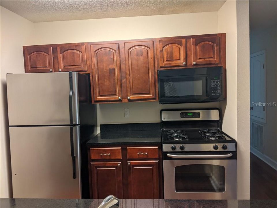 For Rent: $1,400 (1 beds, 1 baths, 830 Square Feet)