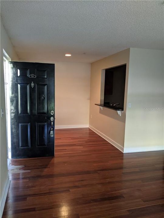For Rent: $1,400 (1 beds, 1 baths, 830 Square Feet)