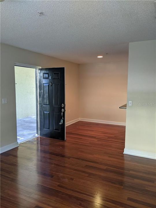For Rent: $1,400 (1 beds, 1 baths, 830 Square Feet)