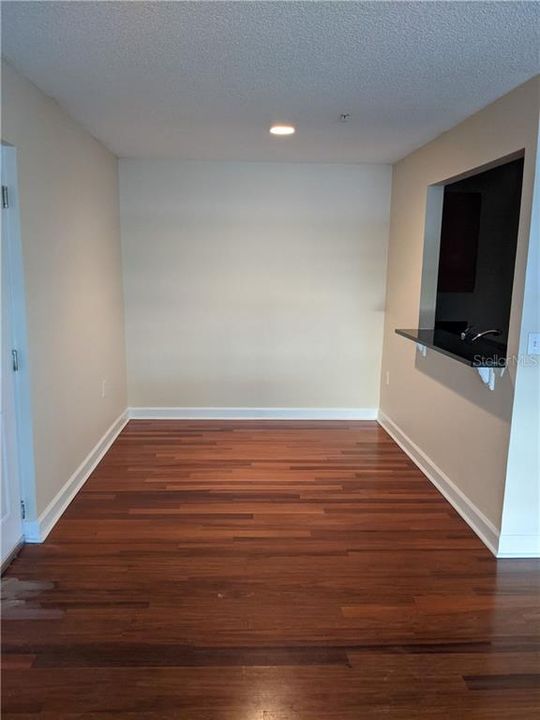For Rent: $1,400 (1 beds, 1 baths, 830 Square Feet)